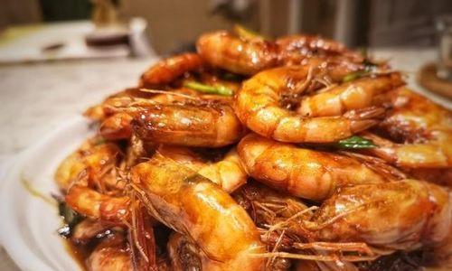 煮出美味，享受生活——以向大厨之油焖虾为主题的烹饪指南（一道简单易学的海鲜菜肴，不容错过的口感）-第2张图片-美味行家