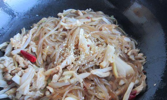 学会做酸菜肉丝粉条汤，享受美味汤面时光（一碗香气扑鼻、清爽可口的酸菜肉丝粉条汤，让你回味无穷）-第1张图片-美味行家