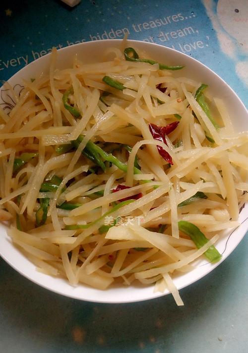 酸菜土豆丝的制作方法（传统口味的家常小菜，营养美味又简单易做）-第2张图片-美味行家