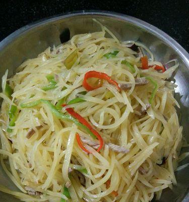 酸菜土豆丝的制作方法（传统口味的家常小菜，营养美味又简单易做）-第3张图片-美味行家