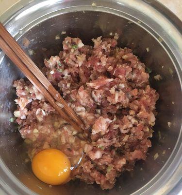 香菇肉饺子的制作方法（手把手教你做一口香气扑鼻的香菇肉饺子）-第2张图片-美味行家