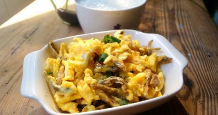小鱼干炒饭，美味又营养（做法详解，让你轻松在家享受美食）-第1张图片-美味行家