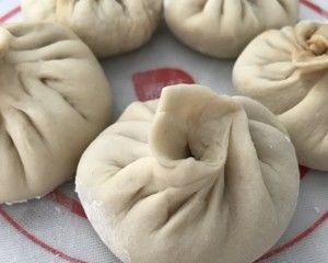 猪肉青椒包子的制作方法（家庭中DIY美味包子的秘密，教您如何做出松软鲜美的猪肉青椒包子）-第2张图片-美味行家