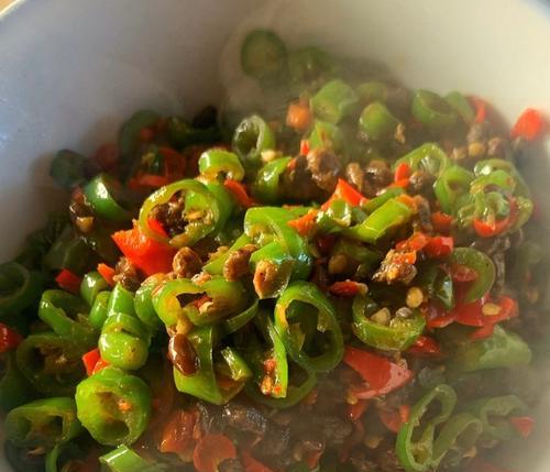 蒜容豆豉炒葫芦瓜的做法（一道清爽美味的夏季家常菜）-第2张图片-美味行家