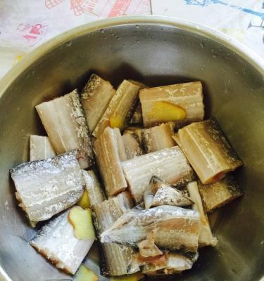手把手教你做盐酥带鱼（美味可口的家常美食，传承经典口味）-第1张图片-美味行家