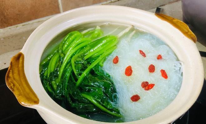 肉丸菠菜粉丝汤的制作方法（健康美味，营养丰富的家常汤）-第1张图片-美味行家
