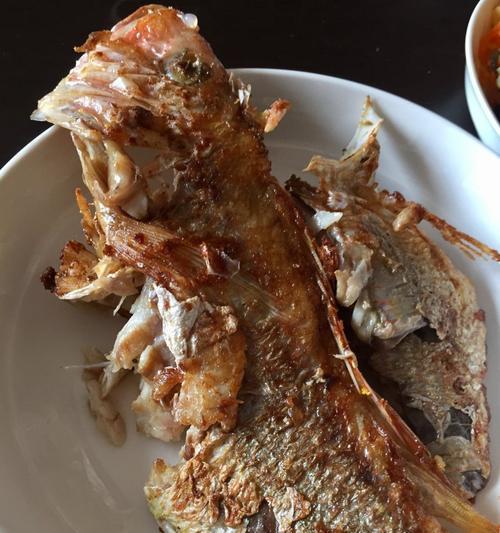 如何香煎美味的小嘴鱼（学习制作小嘴鱼的技巧和诀窍，享受健康美味的海鲜佳肴。）-第1张图片-美味行家
