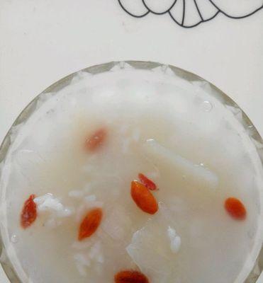 雪耳枸杞煲香梨，滋补清热秋季必备！（秋季养生好搭档，让你暖身又暖心）-第2张图片-美味行家