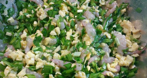 一次性学会制作口感绝佳的虾仁韭菜鸡蛋馅儿饺子，让您吃到嘴里留香的美味佳肴-第1张图片-美味行家