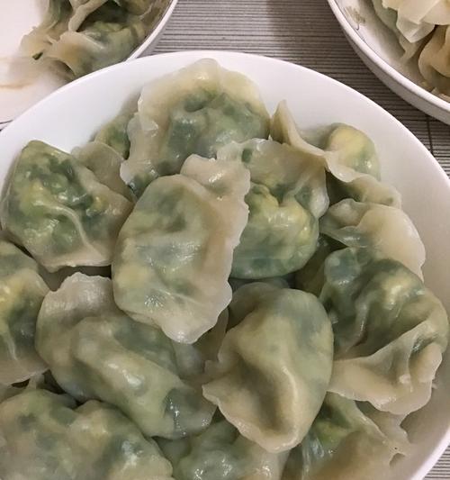 一次性学会制作口感绝佳的虾仁韭菜鸡蛋馅儿饺子，让您吃到嘴里留香的美味佳肴-第2张图片-美味行家
