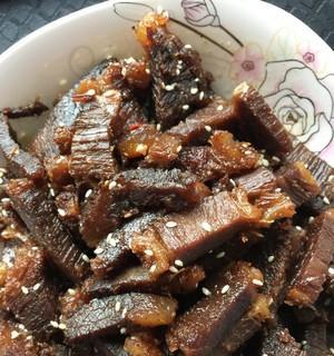 学会自制五香牛肉干的绝佳方法（打造美味香脆的牛肉干，让你吃到嘴里都是幸福）-第3张图片-美味行家