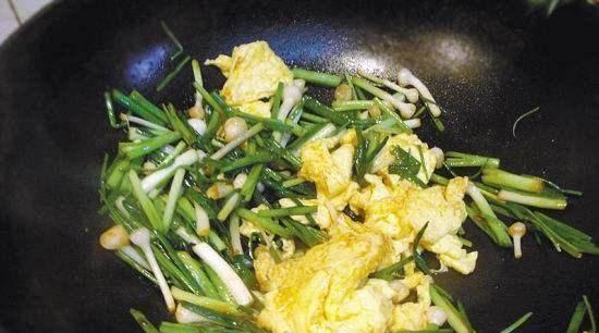 教你一招野蒜炒鸡蛋，口感更佳健康（鲜香鸡蛋与清爽野蒜相遇，营养美味兼备）-第2张图片-美味行家
