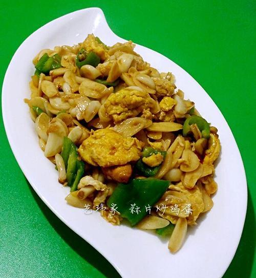 教你一招野蒜炒鸡蛋，口感更佳健康（鲜香鸡蛋与清爽野蒜相遇，营养美味兼备）-第3张图片-美味行家