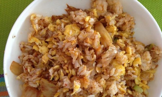 酸菜鸡蛋炒饭的绝妙做法（这道炒饭的秘密，让你一试便爱）-第3张图片-美味行家