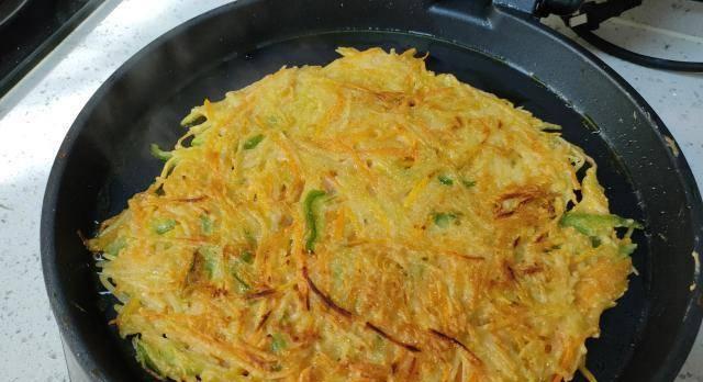 土豆青椒饼的做法（香脆口感，营养丰富，让你爱不释手）-第1张图片-美味行家
