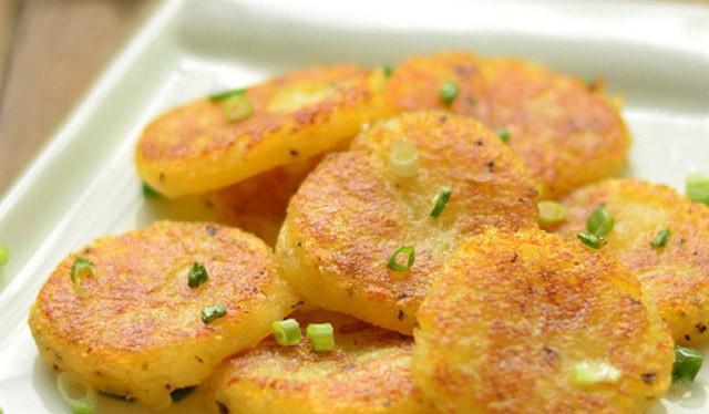 土豆青椒饼的做法（香脆口感，营养丰富，让你爱不释手）-第2张图片-美味行家