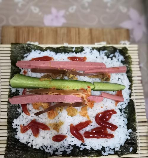 自制咸菜火腿寿司团（简单易学的日本美食/咸菜和火腿的完美搭配）-第1张图片-美味行家