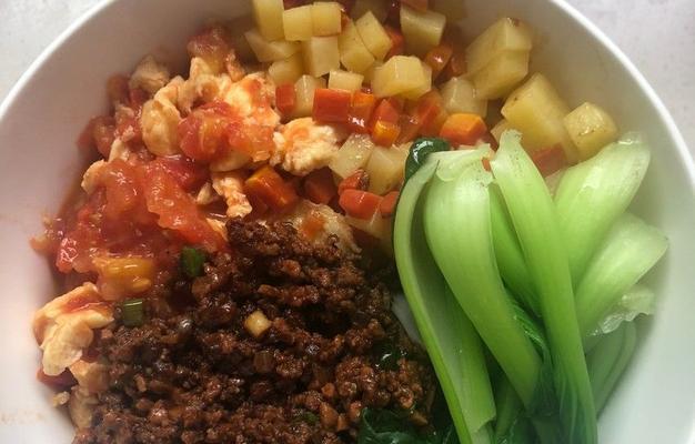 美味可口的西红柿鸡蛋拌面（用优质面粉和新鲜食材打造的营养早餐）-第2张图片-美味行家