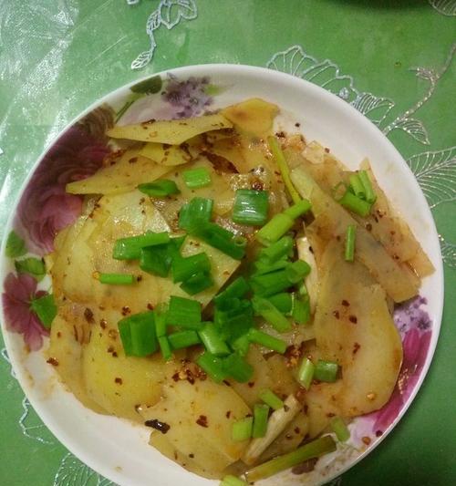 手把手教你做酸辣土豆片（简单易学，让你在家也能吃到外面的美食）-第2张图片-美味行家