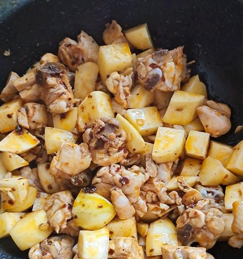 土豆炖鸡边腿，美味又营养（传统美食，健康美味；一道家常菜，让你回味无穷）-第1张图片-美味行家