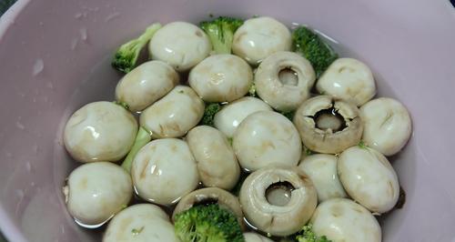美食大赏——肉丸烧口蘑（一道鲜美可口的家常菜）-第1张图片-美味行家