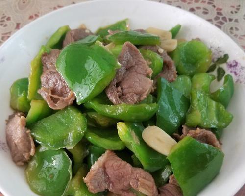 甜椒炒鸡丝，美味轻松搞定！（简单易学的家常美食，让你回味无穷！）-第1张图片-美味行家