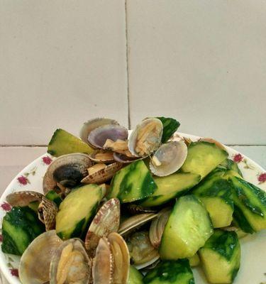 莴笋片炒花蛤肉的做法（清爽美味，营养丰富）-第2张图片-美味行家