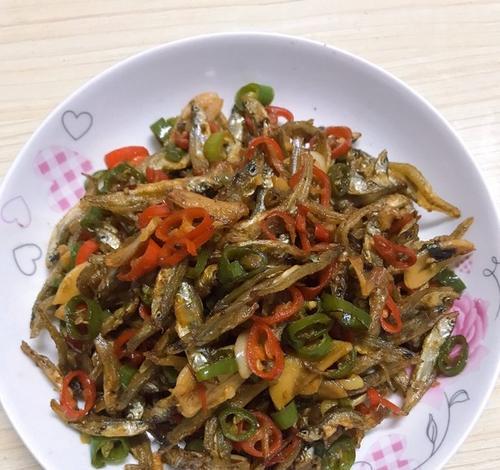 以小鱼仔炒辣椒，辣中带香的美味佳肴（学会这道菜，让你的厨艺更上一层楼）-第1张图片-美味行家