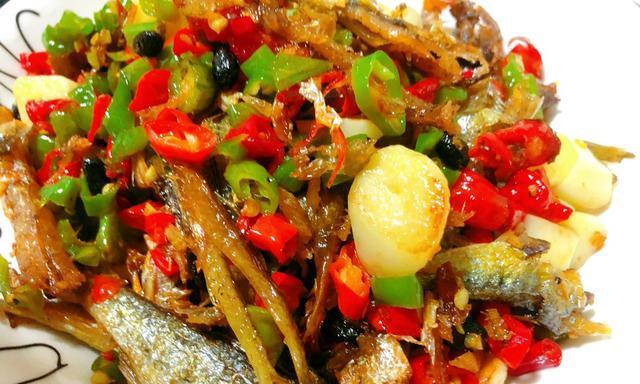 以小鱼仔炒辣椒，辣中带香的美味佳肴（学会这道菜，让你的厨艺更上一层楼）-第3张图片-美味行家