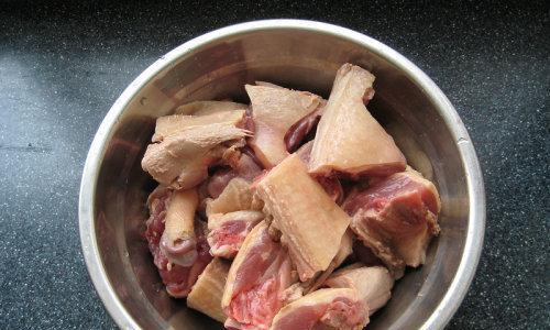 鸭腿炖春笋，清香可口滋补无比（如何炖出鲜嫩多汁的鸭腿和爽脆甘甜的春笋）-第3张图片-美味行家