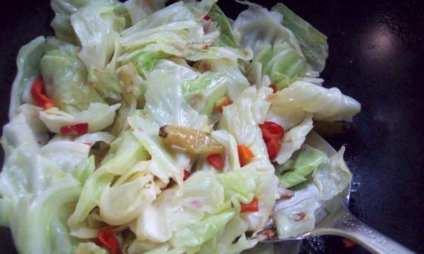 学会烹饪小炒包菜的秘诀（做出口感鲜美的包菜小炒，让你回味无穷）-第3张图片-美味行家