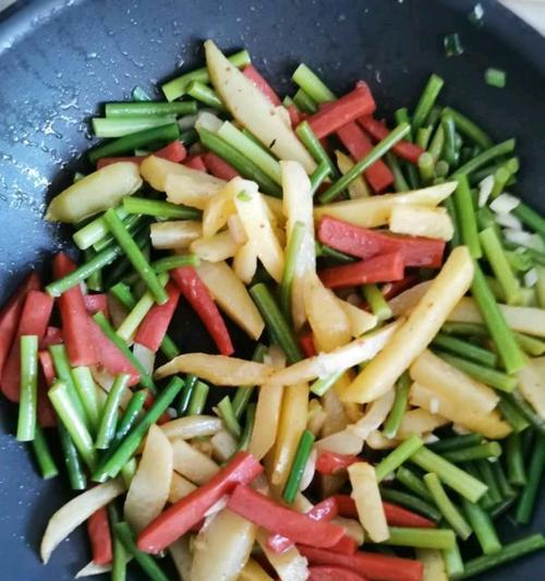 蒜苔土豆条的做法（做出口感鲜美、营养丰富的蒜苔土豆条）-第1张图片-美味行家