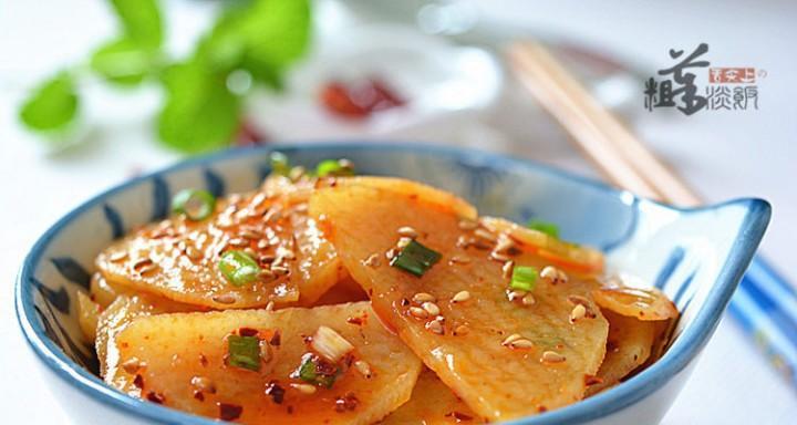 手把手教你做香辣土豆片（简单易学的制作方法，让你轻松享受美味小食）-第1张图片-美味行家
