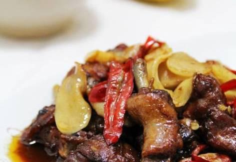 蒜苗炒鸭肉，美味又健康（一道清爽可口的家常菜）-第2张图片-美味行家