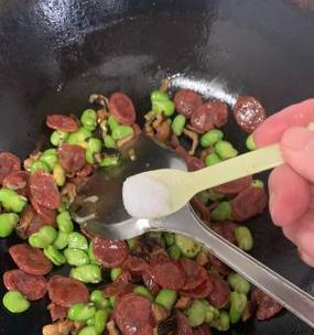 以新鲜的蚕豆为原材料，让你在家也可以做出好吃又健康的素炒蚕豆。-第3张图片-美味行家