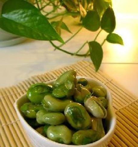 以新鲜的蚕豆为原材料，让你在家也可以做出好吃又健康的素炒蚕豆。-第2张图片-美味行家