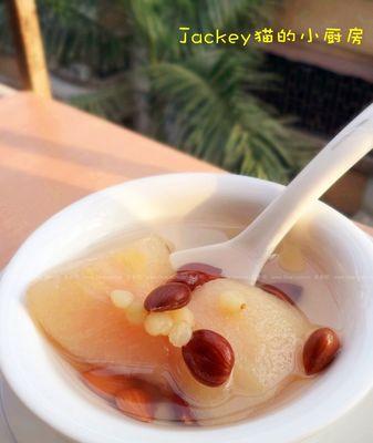 清热润肺以银耳雪梨糖水为主题的健康饮品制作方法（简单易学的银耳雪梨糖水做法，助您美味养生）-第3张图片-美味行家