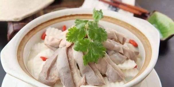 健康美味的咸菜猪肚汤（一道营养丰富的家常菜肴，温暖你的胃和心）-第1张图片-美味行家
