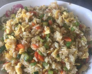 虾仁蔬菜炒饭的做法（美味又营养，做法简单易学）-第3张图片-美味行家