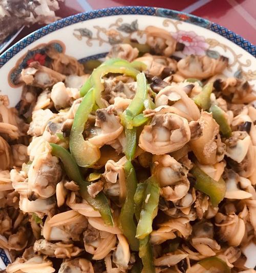 茼蒿清炒蛤蜊肉，美味又营养（做法简单易学，让你在家也能享受到餐厅级的美食体验）-第2张图片-美味行家