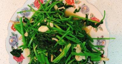 茼蒿清炒蛤蜊肉，美味又营养（做法简单易学，让你在家也能享受到餐厅级的美食体验）-第3张图片-美味行家