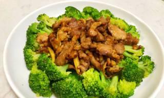 烧肉炒西兰花，美味又健康的家常菜（用嫩猪肉和新鲜西兰花，做出口感香酥、营养丰富的美味佳肴！）-第3张图片-美味行家