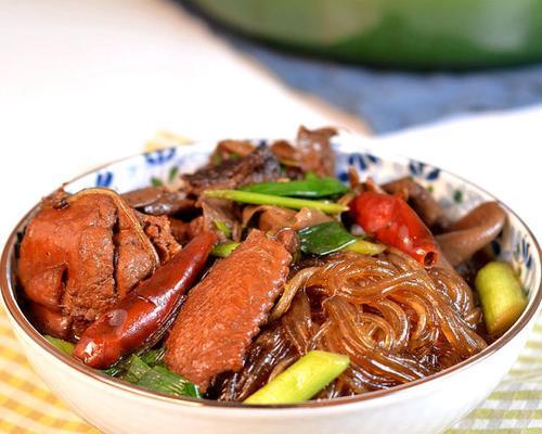 小鸡蘑菇炖粉条（美味健康的家常佳肴）-第2张图片-美味行家