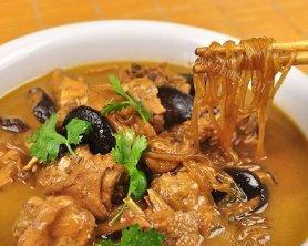 小鸡蘑菇炖粉条（美味健康的家常佳肴）-第3张图片-美味行家
