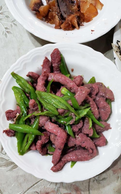 家常美食大赏——以线椒牛柳为主题的做法（清淡营养口感绝佳，轻松入口让你回味无穷）-第1张图片-美味行家