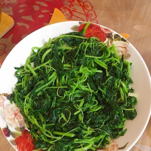 一道简单美味的苋菜蒜蓉炒饭（健康好味的家常菜，用苋菜和蒜蓉提味）-第1张图片-美味行家