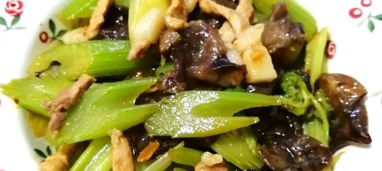 美味健康的以西芹炒木耳（清淡鲜香的素食佳肴，木耳的营养与功效）-第1张图片-美味行家
