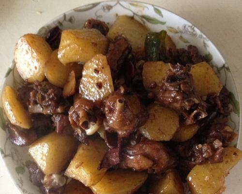 美味土豆鸭腿的做法（简单易学的家常菜）-第1张图片-美味行家