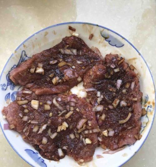 享受美味自制炸牛排的乐趣（自己动手，更健康更美味）-第3张图片-美味行家