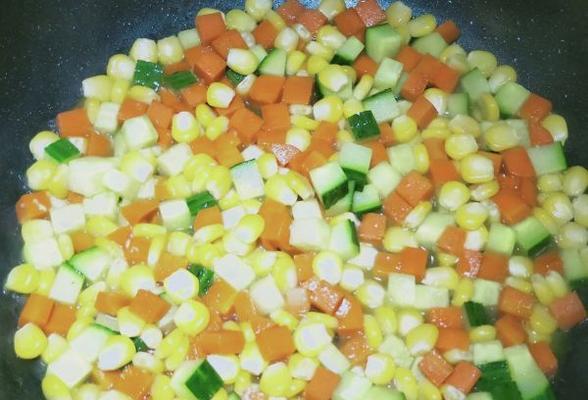 土豆黄瓜炒玉米——营养美味，轻松DIY（味美健康，让你爱上简单料理的味道）-第2张图片-美味行家
